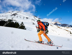 Alpinist i bjergene
